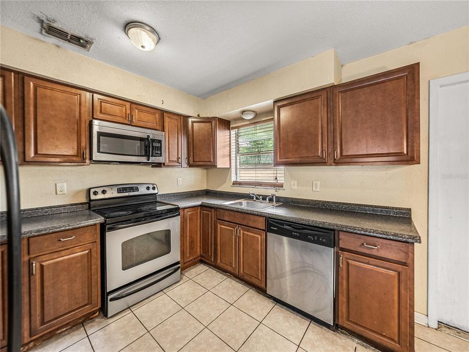 For Sale: $199,900 (3 beds, 2 baths, 1401 Square Feet)