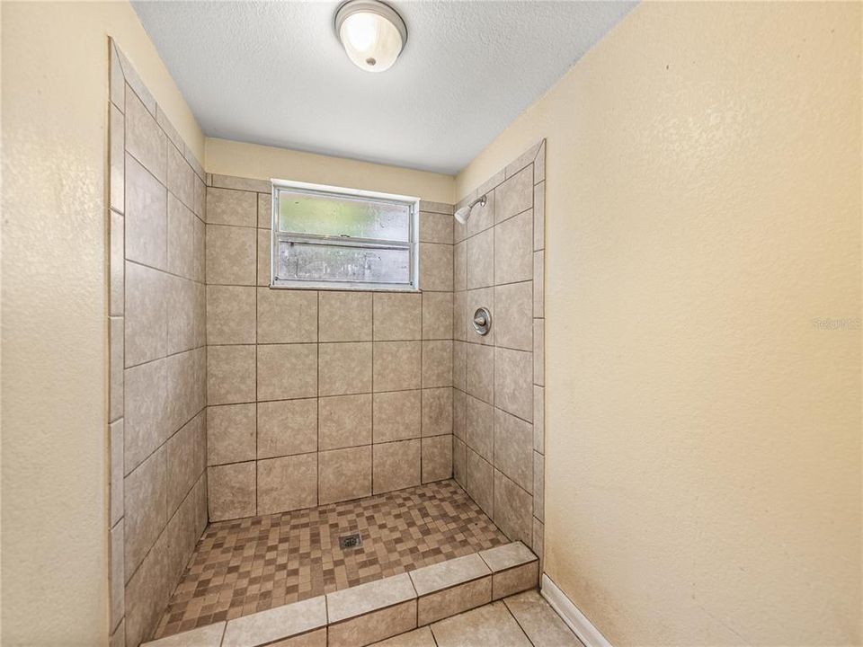 For Sale: $199,900 (3 beds, 2 baths, 1401 Square Feet)