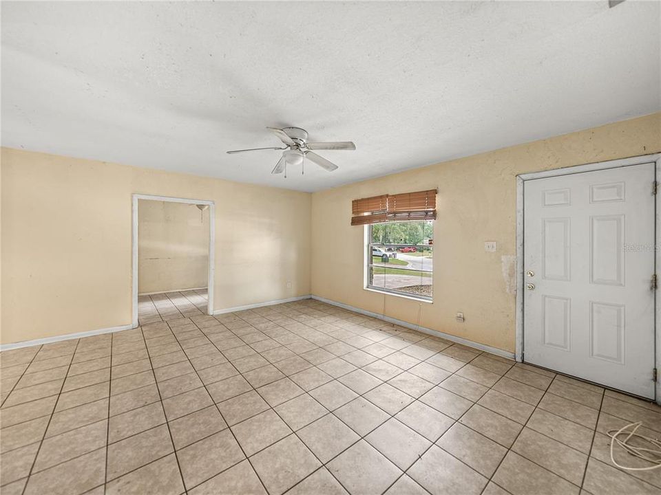 For Sale: $199,900 (3 beds, 2 baths, 1401 Square Feet)