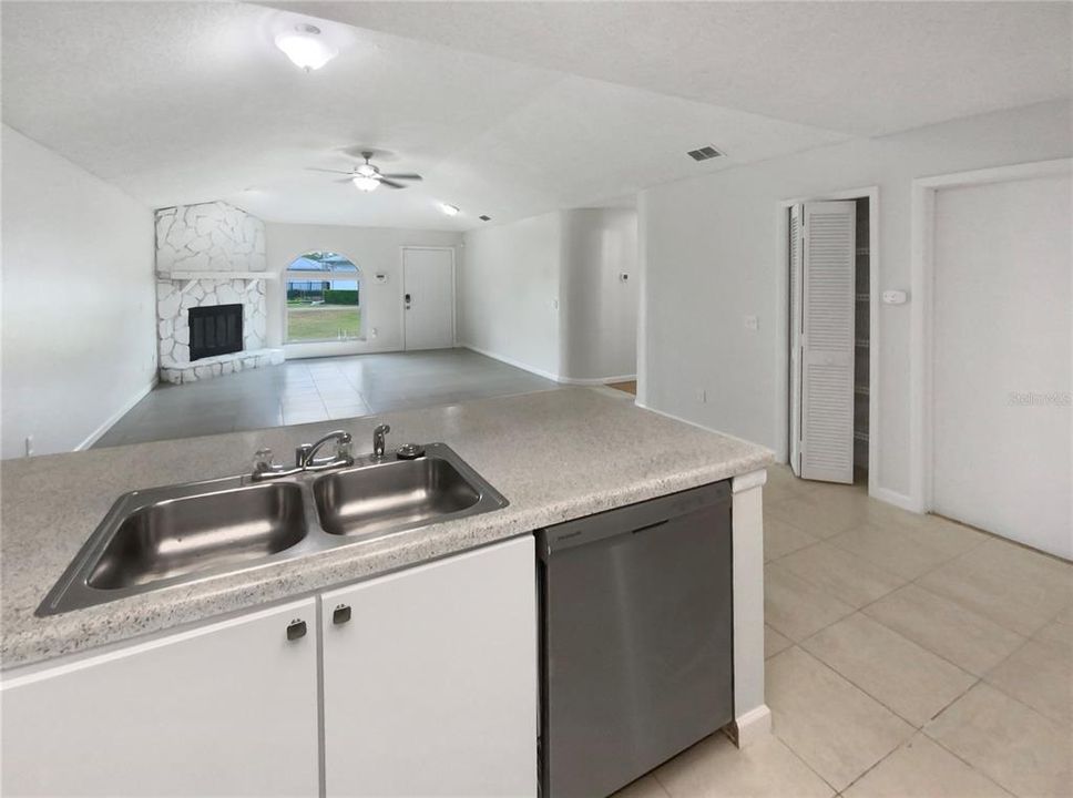 For Sale: $250,000 (2 beds, 2 baths, 1192 Square Feet)