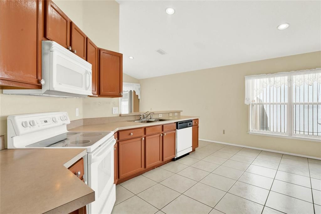 Active With Contract: $374,900 (3 beds, 2 baths, 1481 Square Feet)