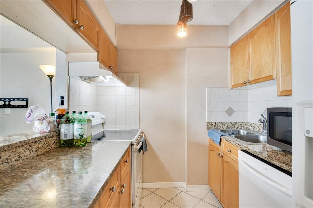 For Sale: $200,000 (1 beds, 1 baths, 735 Square Feet)