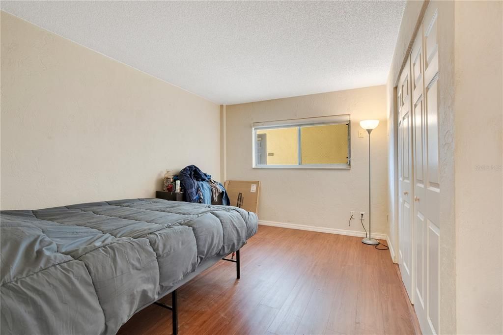 For Sale: $215,000 (1 beds, 1 baths, 735 Square Feet)