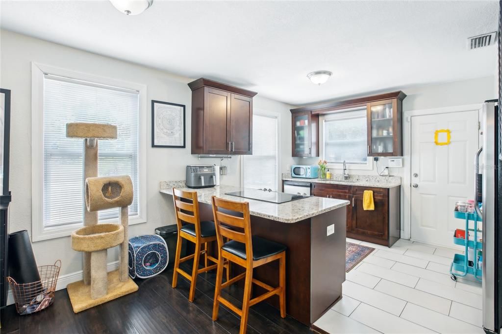 For Sale: $290,000 (2 beds, 1 baths, 845 Square Feet)