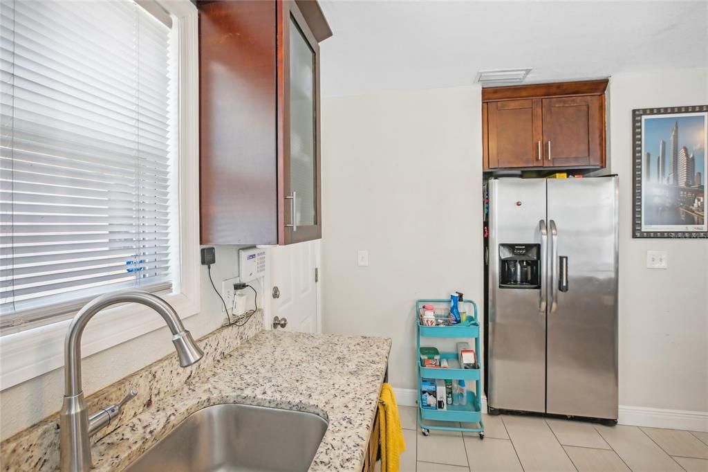For Sale: $290,000 (2 beds, 1 baths, 845 Square Feet)