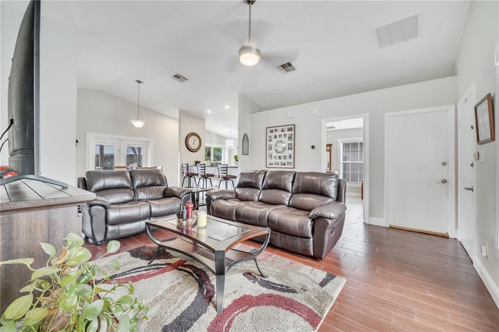 Active With Contract: $349,900 (3 beds, 2 baths, 1244 Square Feet)