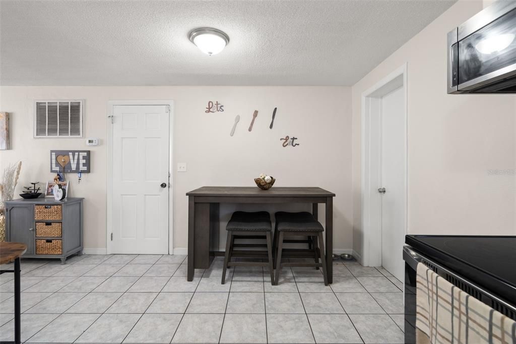 For Sale: $249,000 (3 beds, 2 baths, 988 Square Feet)