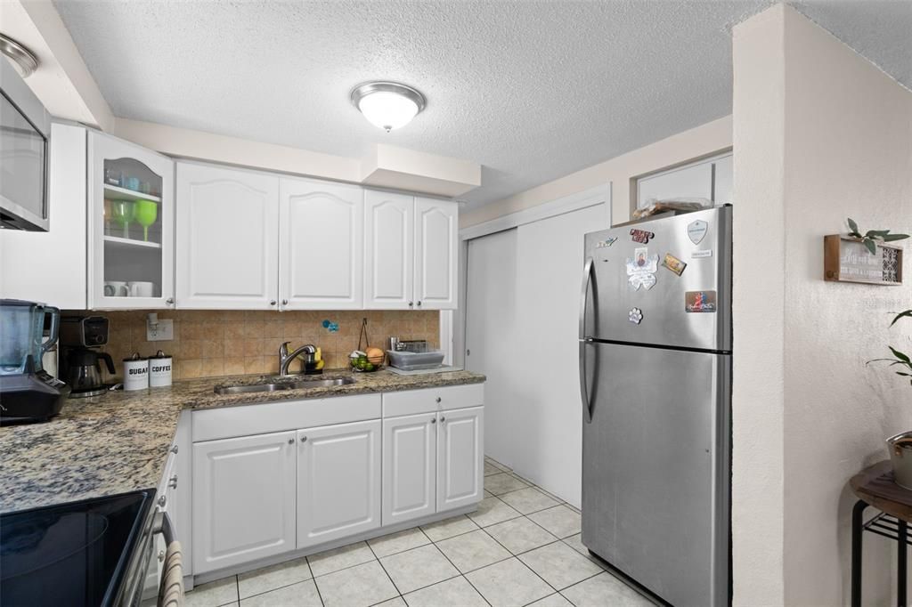 For Sale: $249,000 (3 beds, 2 baths, 988 Square Feet)