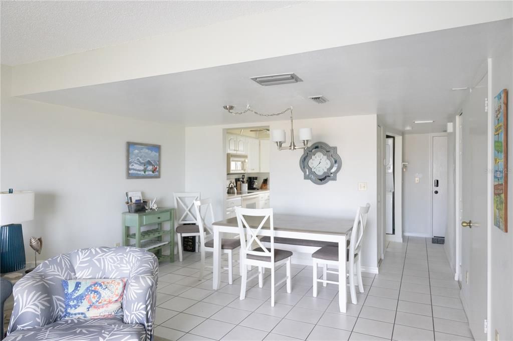 For Sale: $355,000 (2 beds, 2 baths, 1201 Square Feet)