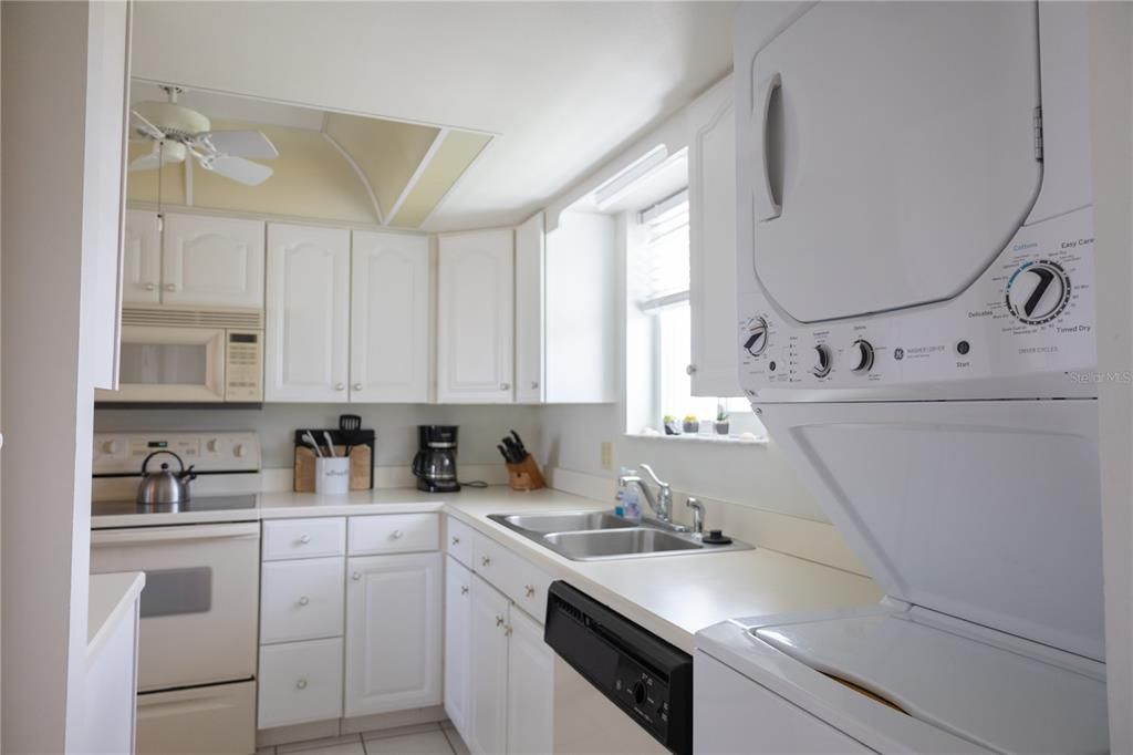 For Sale: $355,000 (2 beds, 2 baths, 1201 Square Feet)