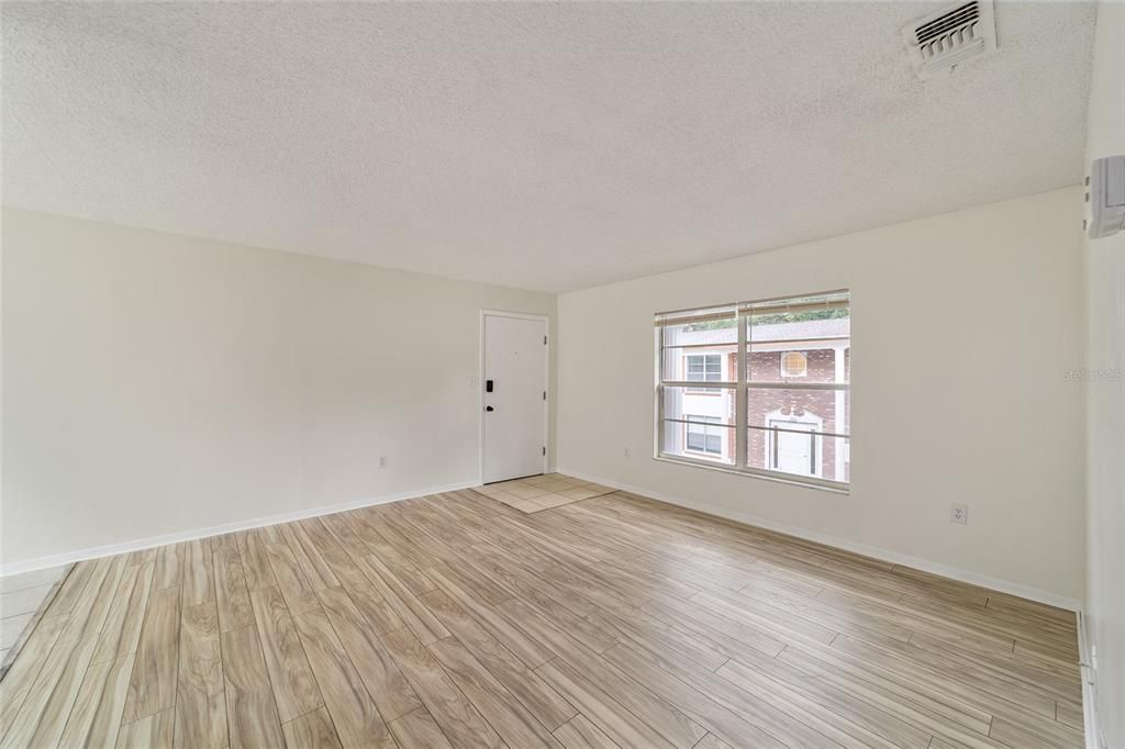 For Sale: $115,000 (2 beds, 1 baths, 891 Square Feet)