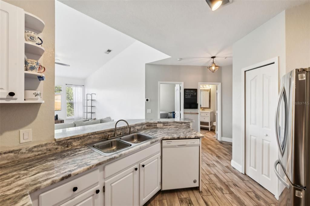 For Sale: $253,000 (2 beds, 2 baths, 1111 Square Feet)