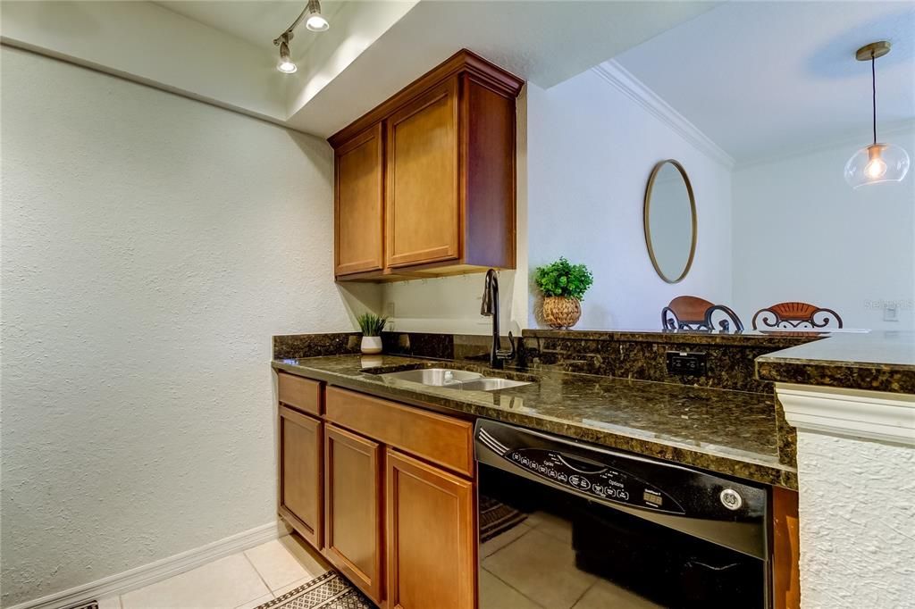 For Sale: $240,000 (1 beds, 1 baths, 818 Square Feet)