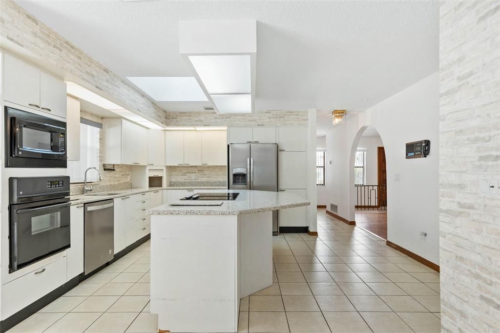 For Sale: $389,900 (2 beds, 2 baths, 2035 Square Feet)