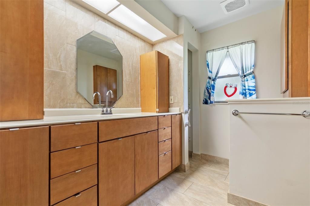 For Sale: $389,900 (2 beds, 2 baths, 2035 Square Feet)