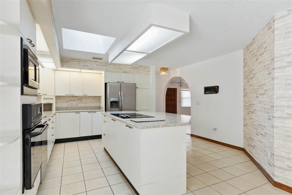 For Sale: $389,900 (2 beds, 2 baths, 2035 Square Feet)