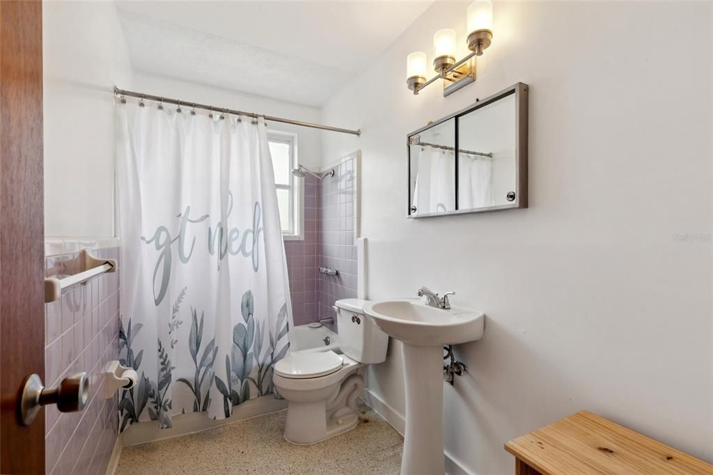 Active With Contract: $239,000 (4 beds, 2 baths, 1605 Square Feet)