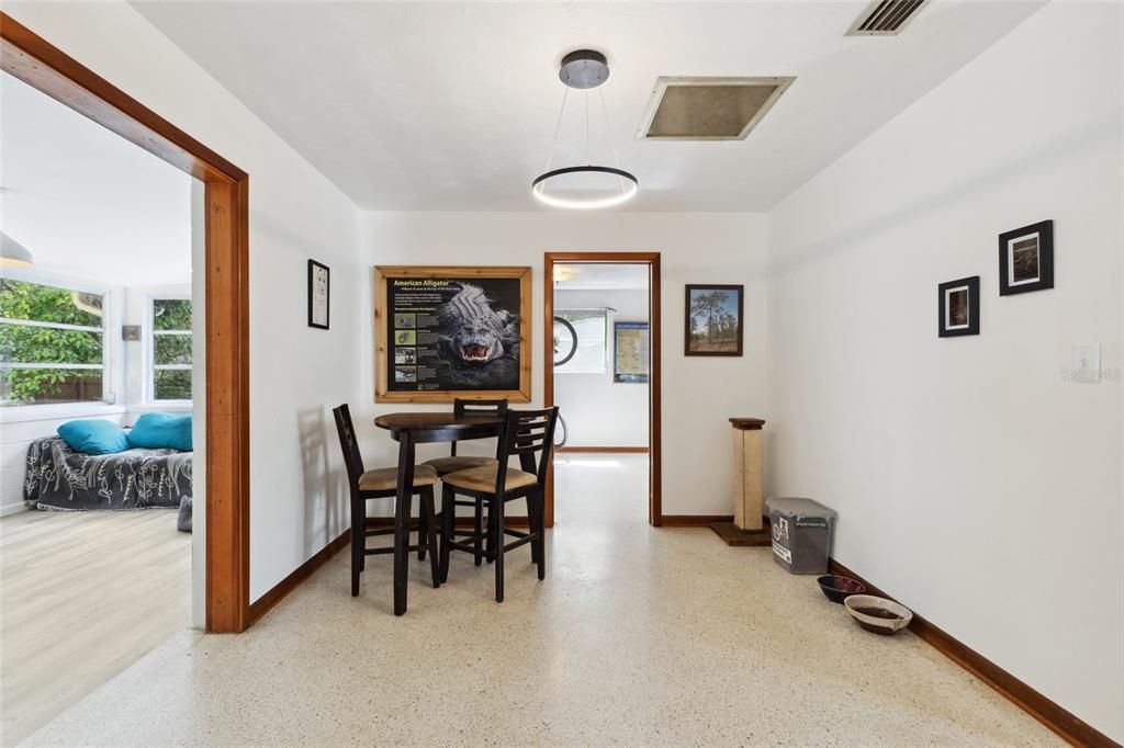 Activo con contrato: $239,000 (4 camas, 2 baños, 1605 Pies cuadrados)