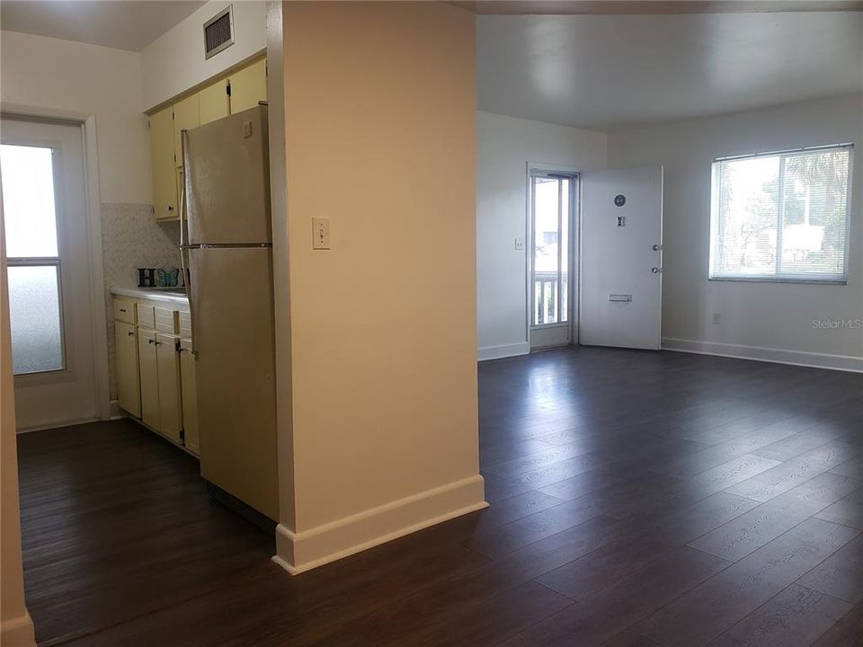 For Sale: $249,900 (2 beds, 1 baths, 816 Square Feet)