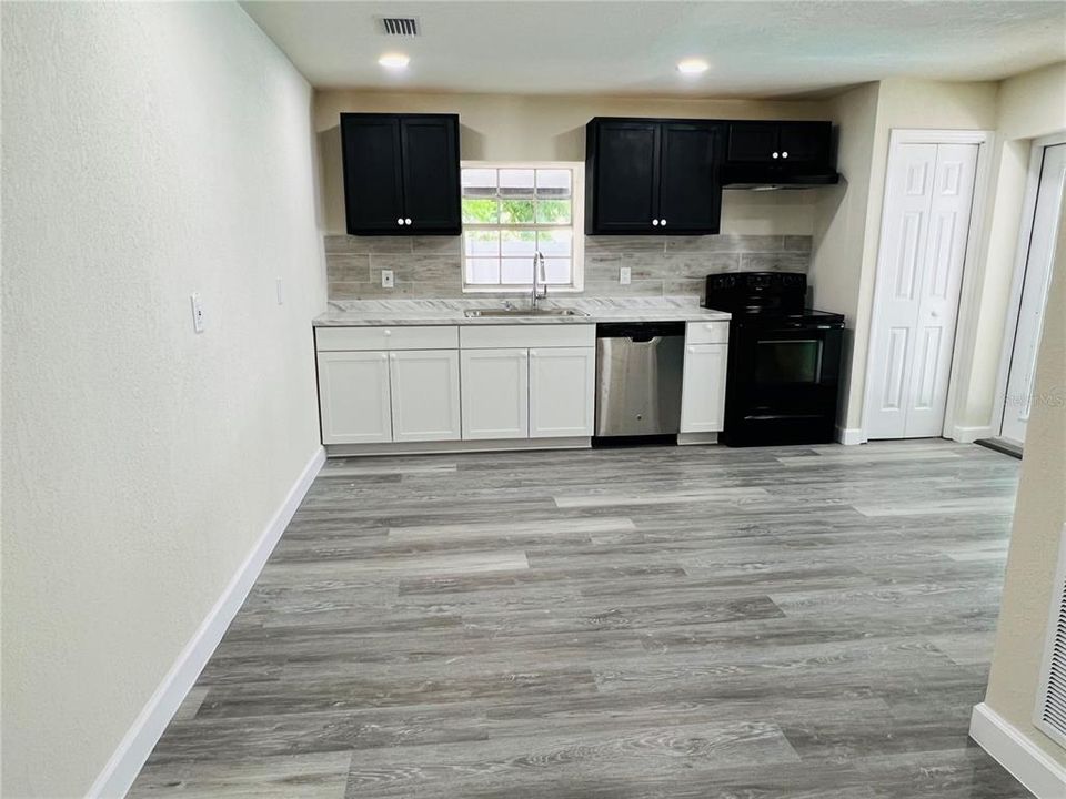 For Sale: $269,999 (2 beds, 2 baths, 936 Square Feet)