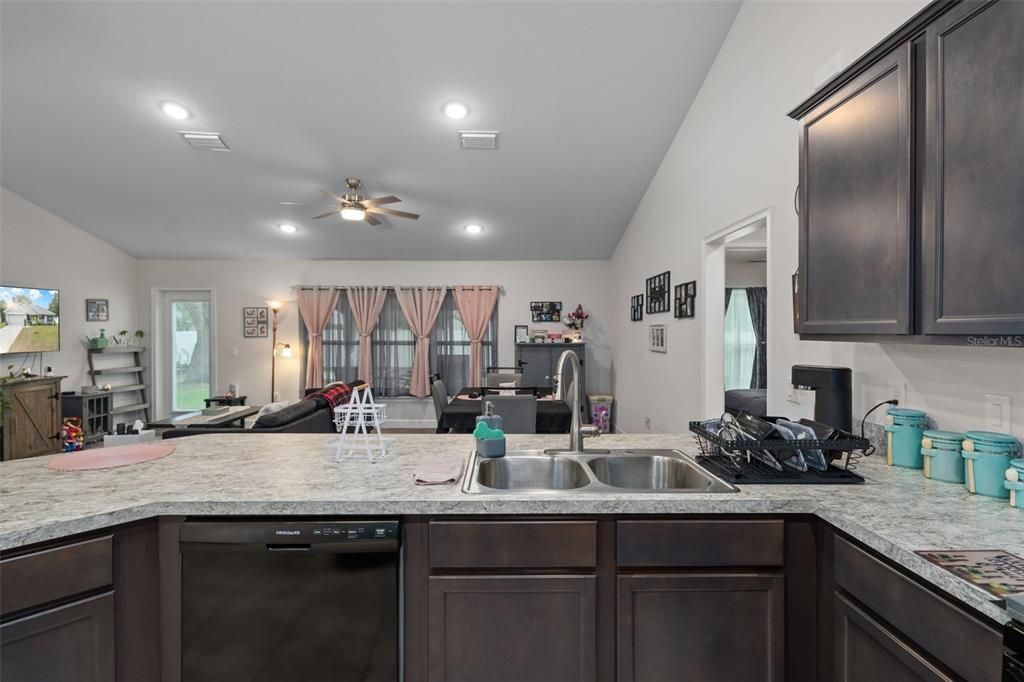 For Sale: $340,000 (3 beds, 2 baths, 1551 Square Feet)