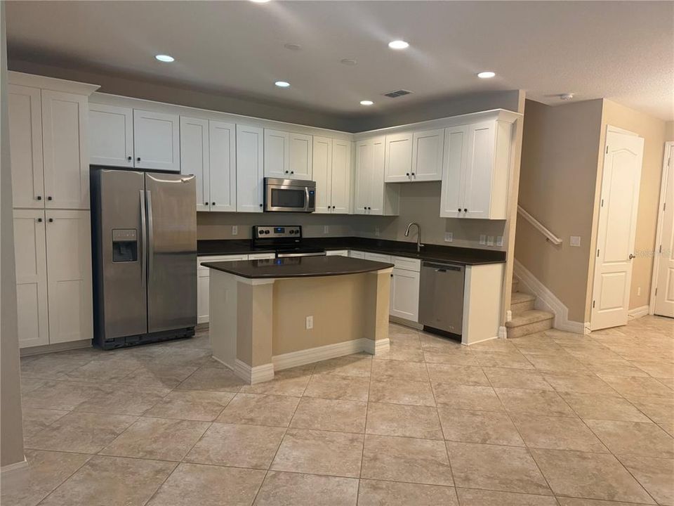 Active With Contract: $2,400 (2 beds, 2 baths, 1628 Square Feet)