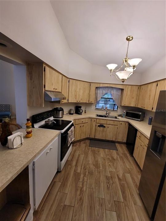 For Sale: $370,000 (2 beds, 2 baths, 1221 Square Feet)