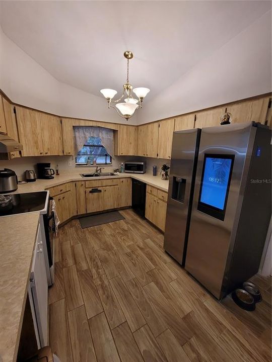 For Sale: $370,000 (2 beds, 2 baths, 1221 Square Feet)