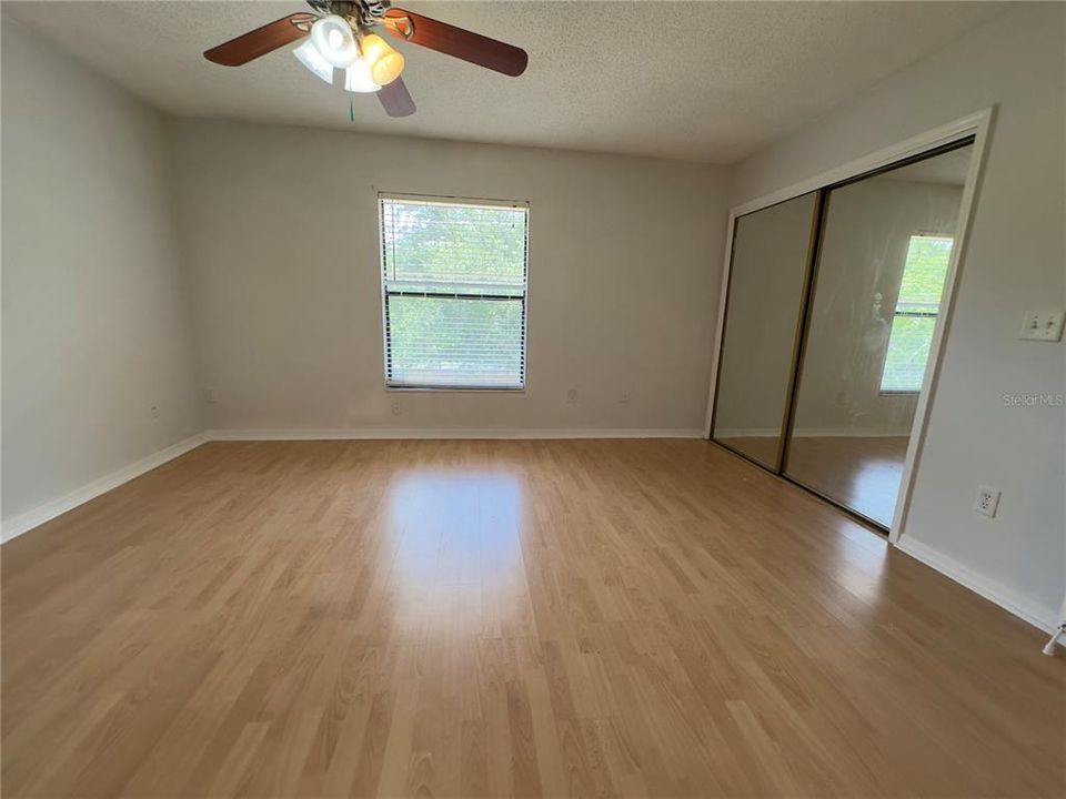 For Sale: $209,900 (2 beds, 1 baths, 1032 Square Feet)