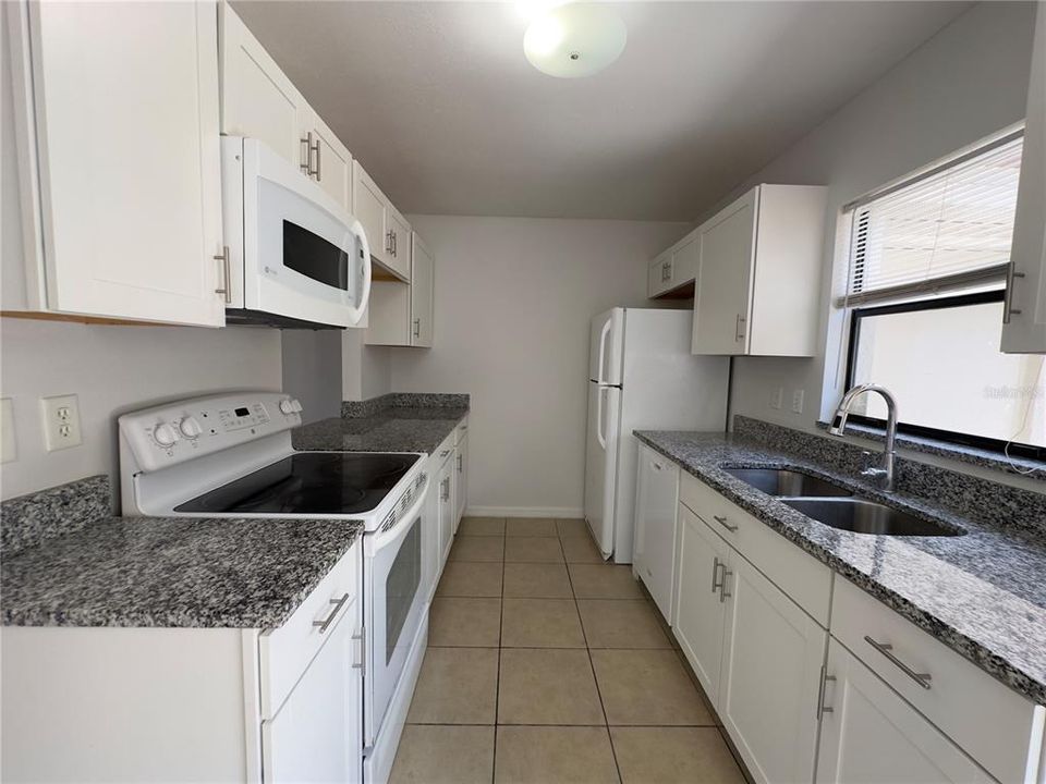 For Sale: $204,900 (2 beds, 1 baths, 1032 Square Feet)