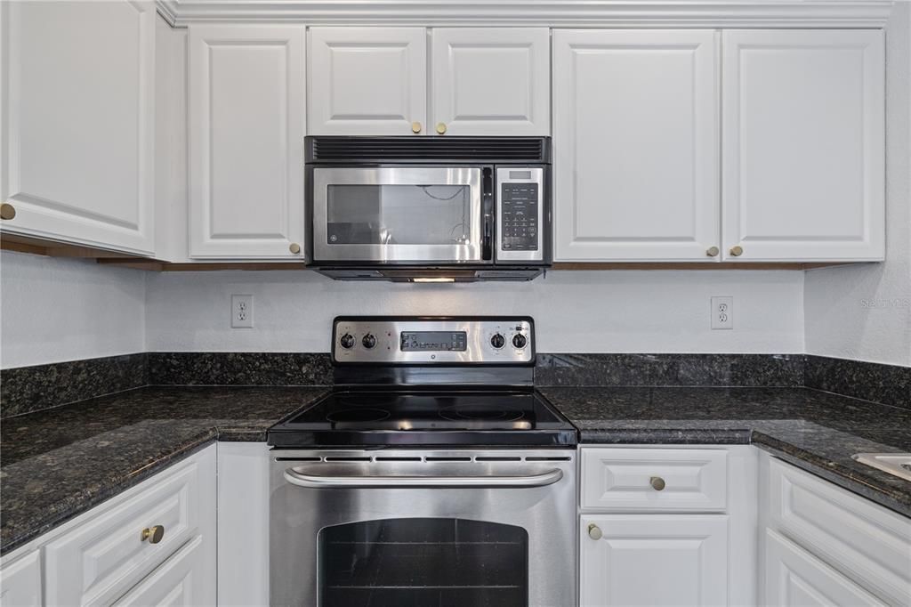 Active With Contract: $309,000 (1 beds, 1 baths, 881 Square Feet)