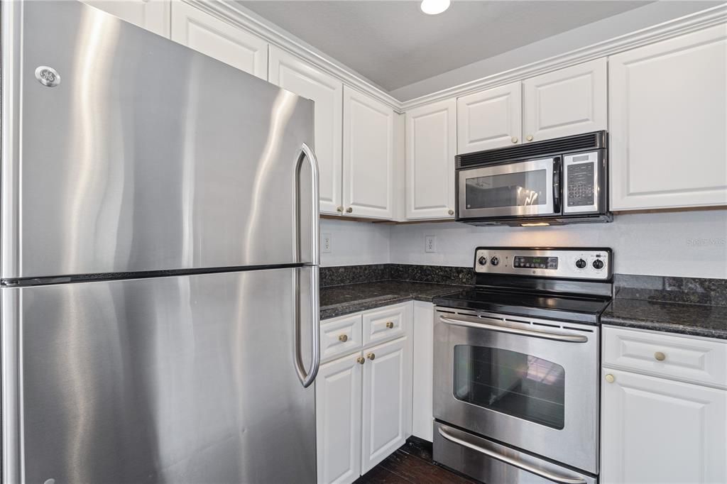 Active With Contract: $309,000 (1 beds, 1 baths, 881 Square Feet)