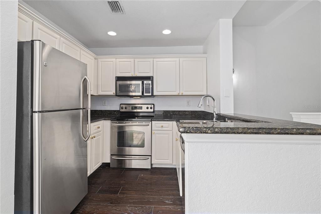 Active With Contract: $309,000 (1 beds, 1 baths, 881 Square Feet)