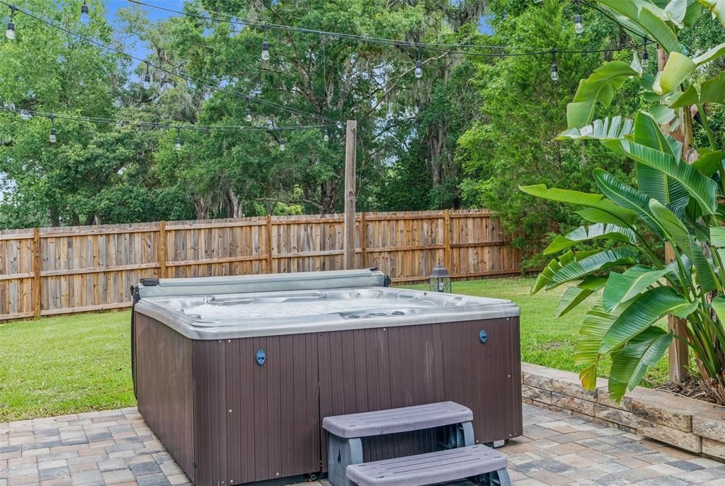 hot tub seats 6 comfortably