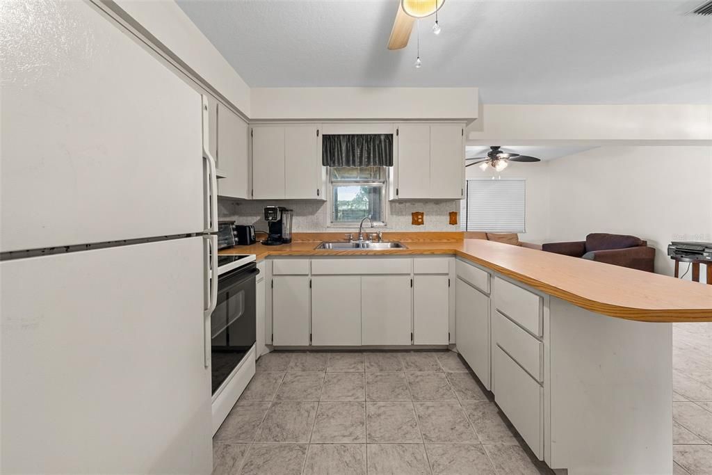 For Sale: $325,000 (2 beds, 2 baths, 1271 Square Feet)