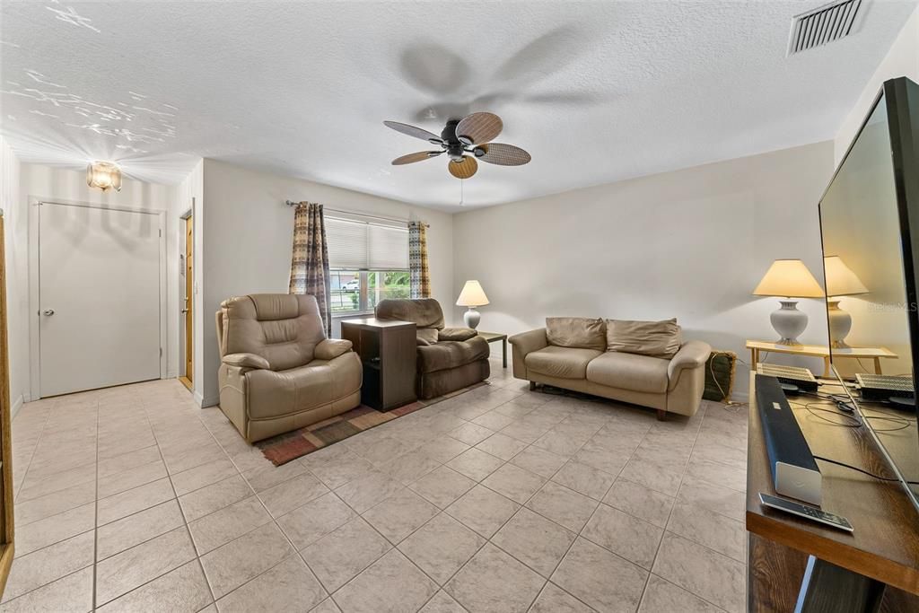 For Sale: $325,000 (2 beds, 2 baths, 1271 Square Feet)