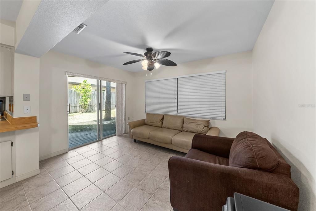 For Sale: $325,000 (2 beds, 2 baths, 1271 Square Feet)