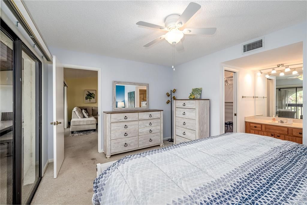 Active With Contract: $159,900 (2 beds, 2 baths, 1428 Square Feet)