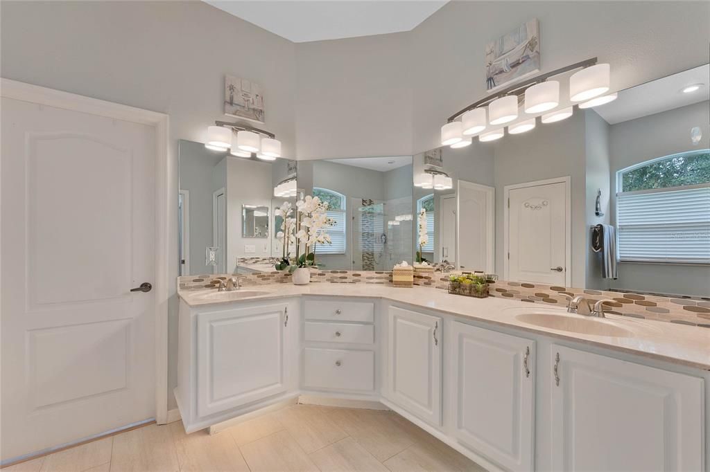 Double sinks with plenty of storage