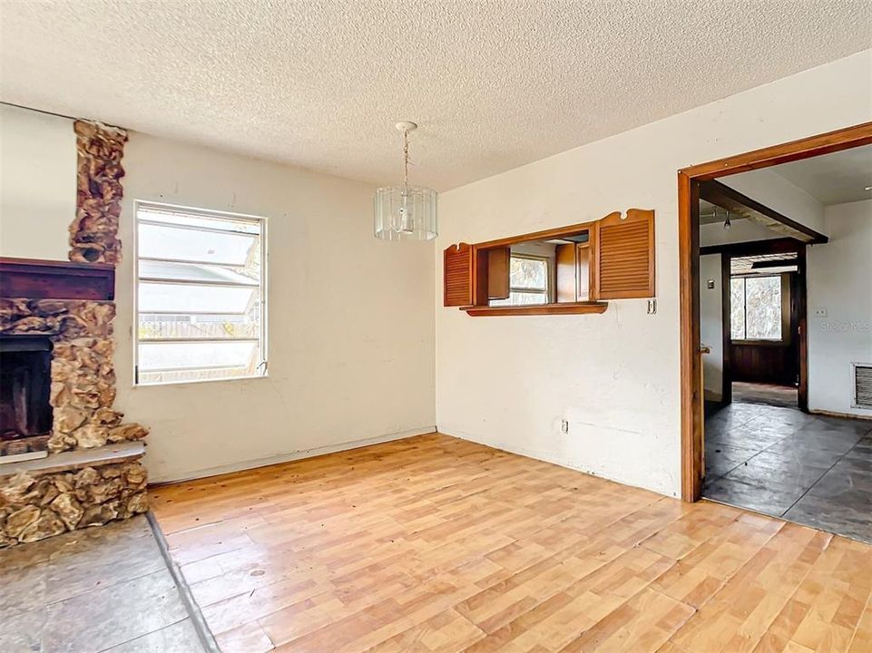 Active With Contract: $131,000 (2 beds, 1 baths, 1356 Square Feet)