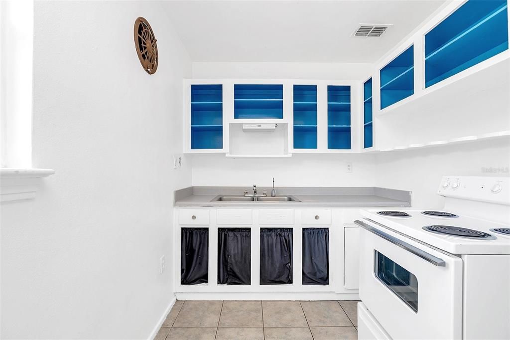 For Sale: $285,000 (3 beds, 1 baths, 968 Square Feet)