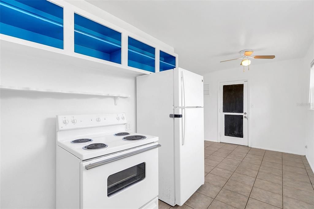 Active With Contract: $285,000 (3 beds, 1 baths, 968 Square Feet)