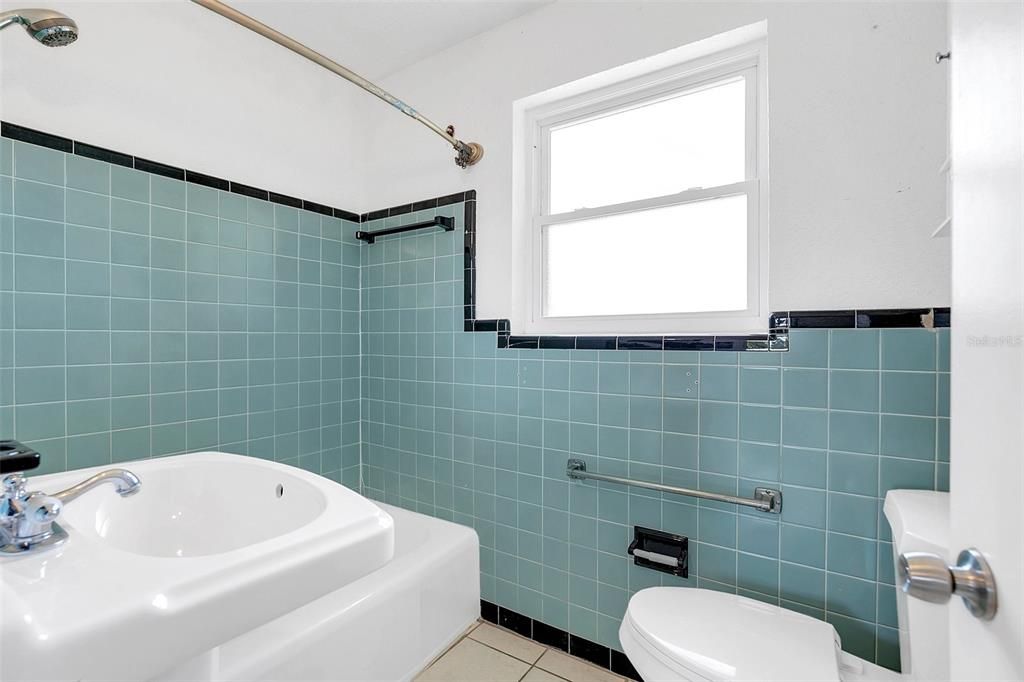 For Sale: $285,000 (3 beds, 1 baths, 968 Square Feet)