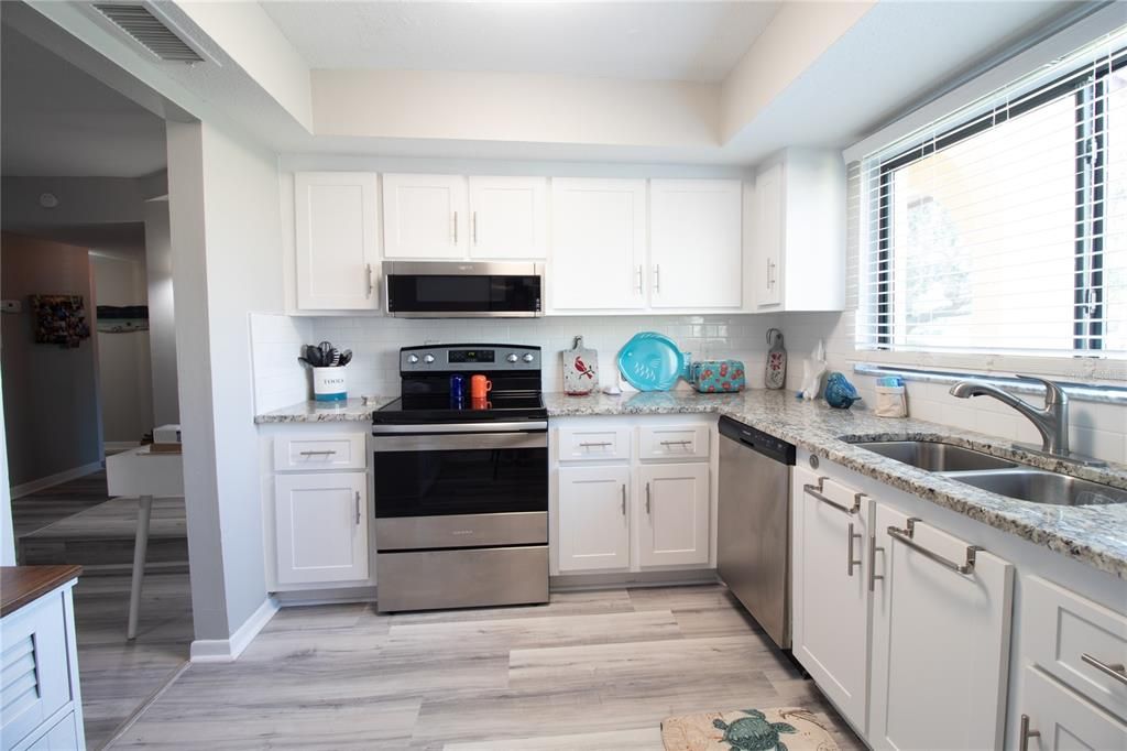 For Sale: $259,900 (2 beds, 2 baths, 1231 Square Feet)