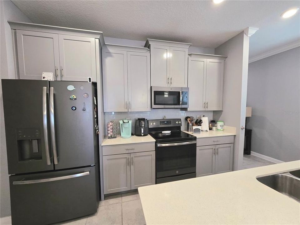 Gourmet Kitchen with 42" cabinets and back splash