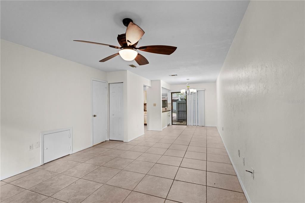 Active With Contract: $172,900 (2 beds, 1 baths, 938 Square Feet)