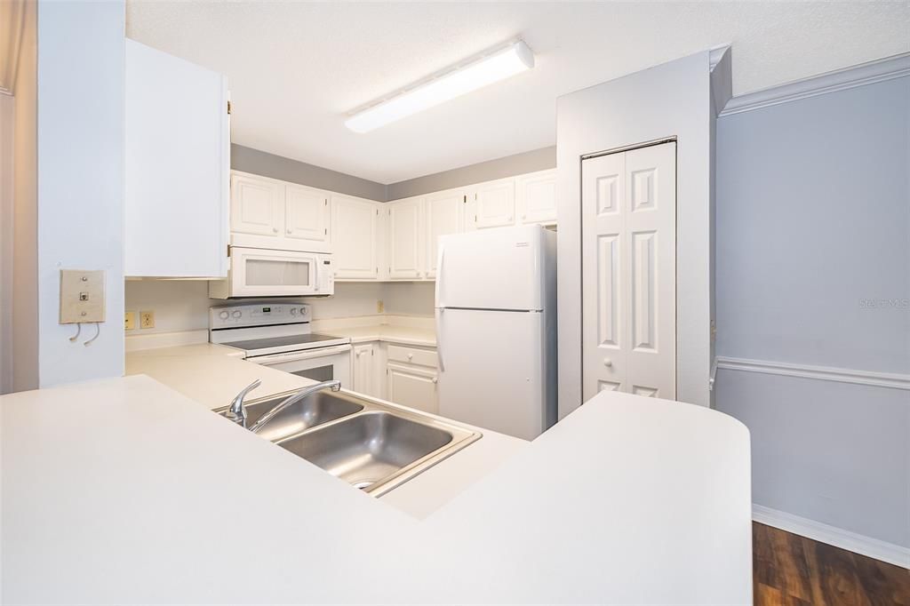 Active With Contract: $205,000 (2 beds, 1 baths, 871 Square Feet)