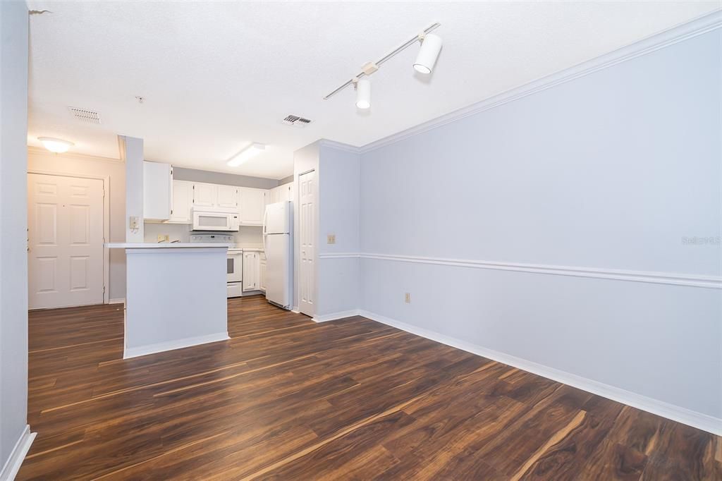 Active With Contract: $205,000 (2 beds, 1 baths, 871 Square Feet)