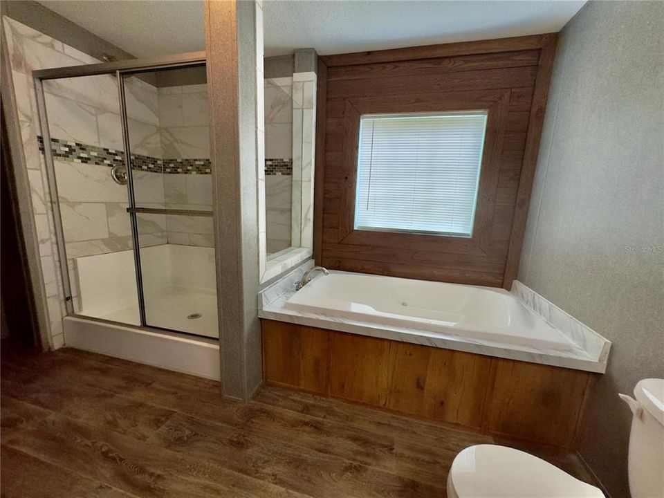 MASTER BATH TUB & SHOWER