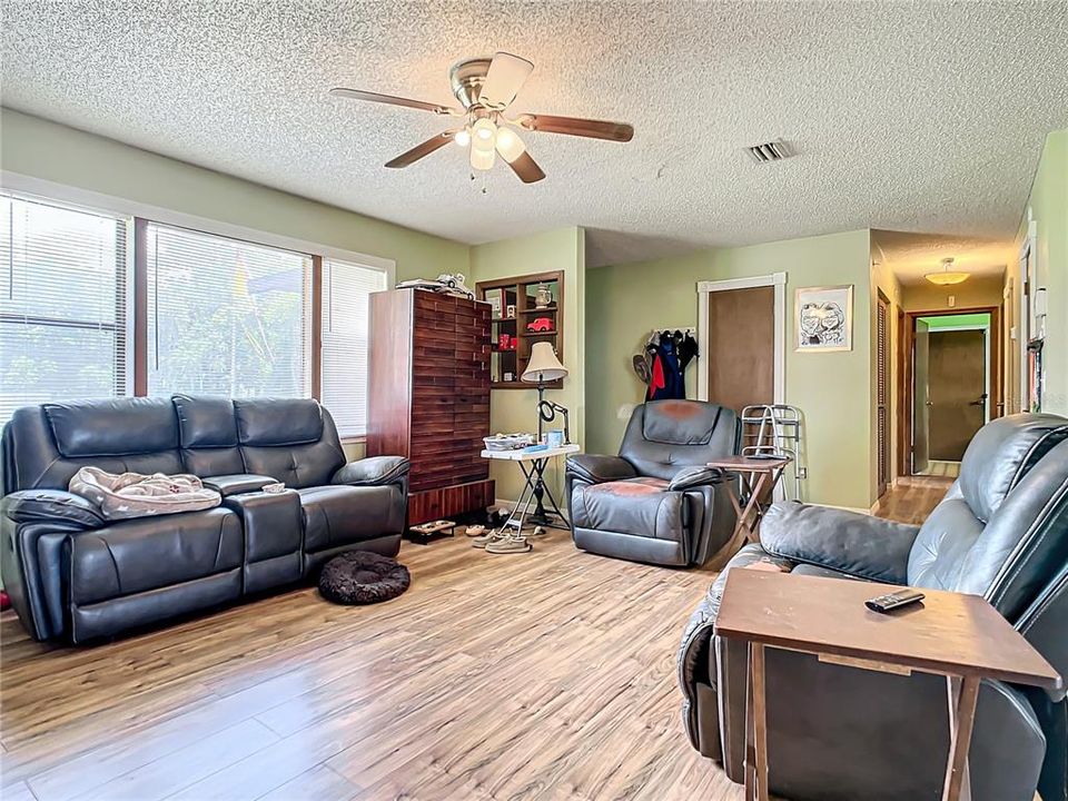 For Sale: $240,000 (2 beds, 2 baths, 1276 Square Feet)